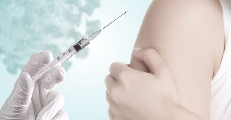 Covid: Cero muertes en jóvenes sin comorbilidades, el “beneficio” de la vacuna es negativo