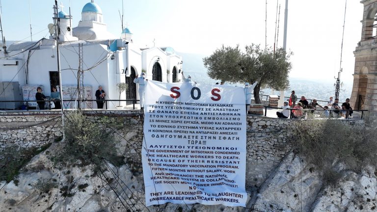 Los trabajadores médicos griegos no vacunados suspendidos inician una nueva huelga de hambre