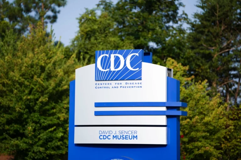 CDC släpper hemliga COVID-19 rapporter om vaccinskador
