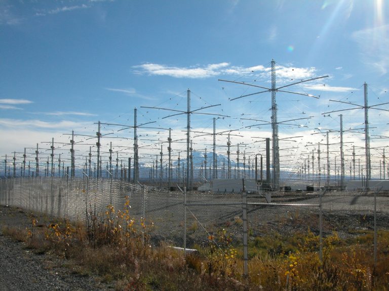 This image has an empty alt attribute; its file name is HAARP-antenna-array-768x576-1.jpg