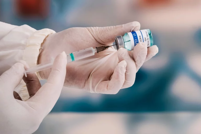 Miokarditis in perikarditis se pojavita šele po cepljenju proti COVIDu, kaže predtisk NHS-a