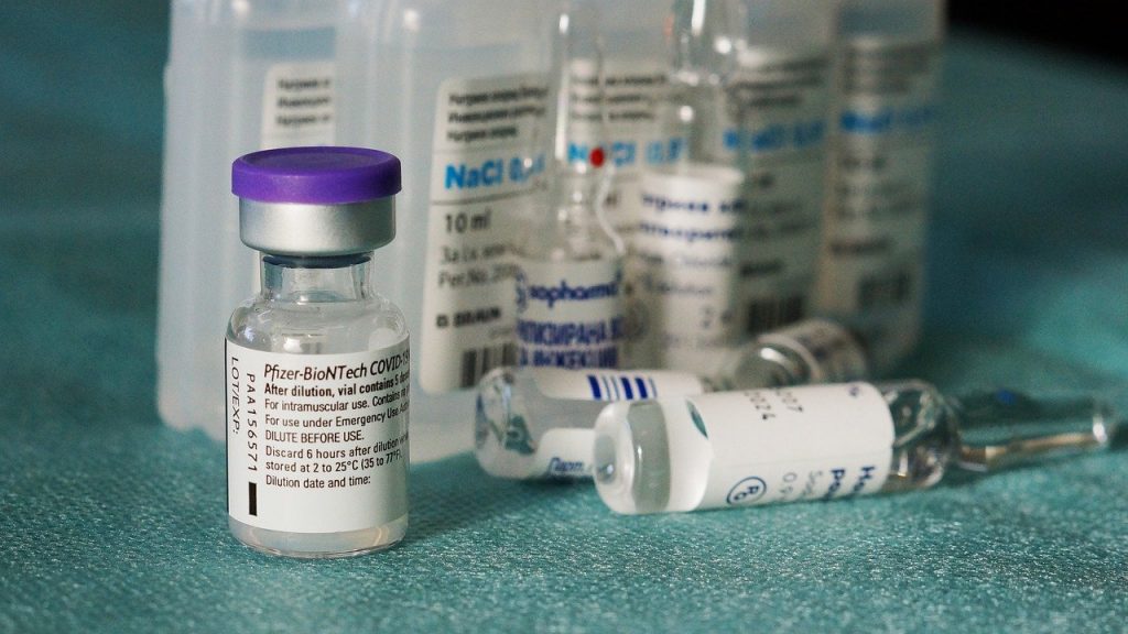 RFK, Jr. aveva avvertito la FDA tre mesi fa di un ingrediente contenuto nel vaccino Pfizer COVID che ha probabilmente causato reazioni avverse pericolose per la vita in due operatori sanitari del Regno Unito