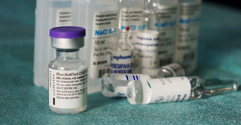 Gli italiani si preoccupano per il numero eccessivo di reazioni allergiche gravi al vaccino Pfizer, ma l’EMA non riscontra alcun problema